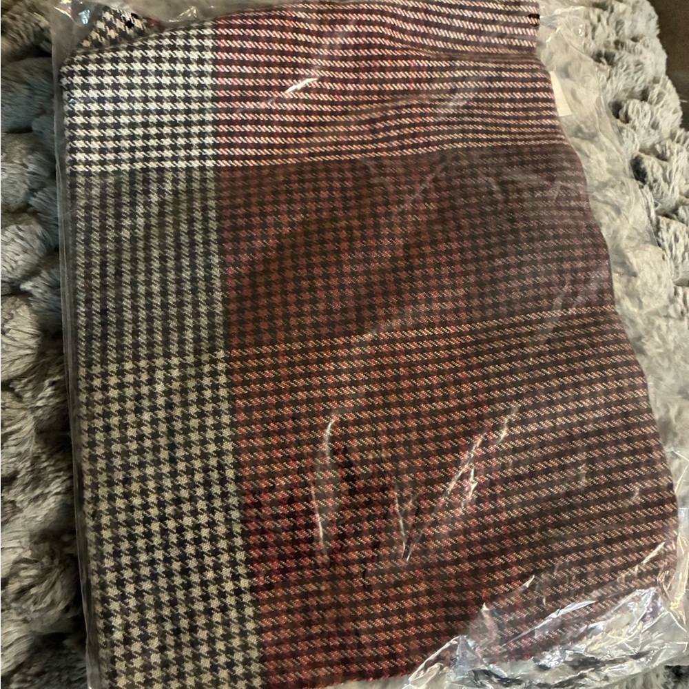 Clara Clark Houndstooth Scarf - Black, Red, White